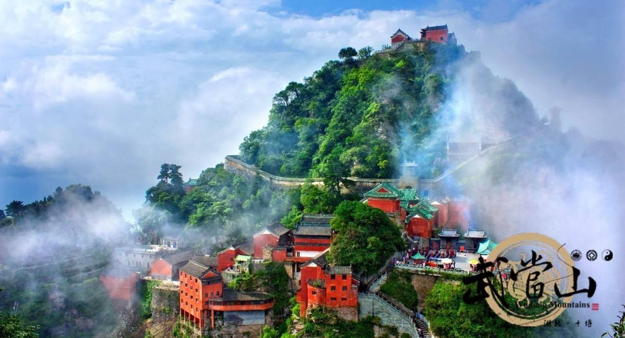 武当山的山势像一只巨大的什么